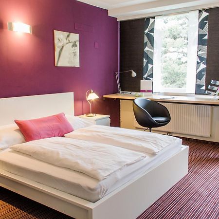 College Garden Hotel Bad Voslau Bagian luar foto