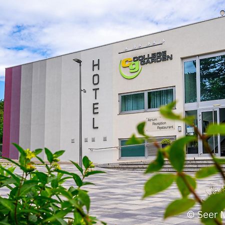 College Garden Hotel Bad Voslau Bagian luar foto