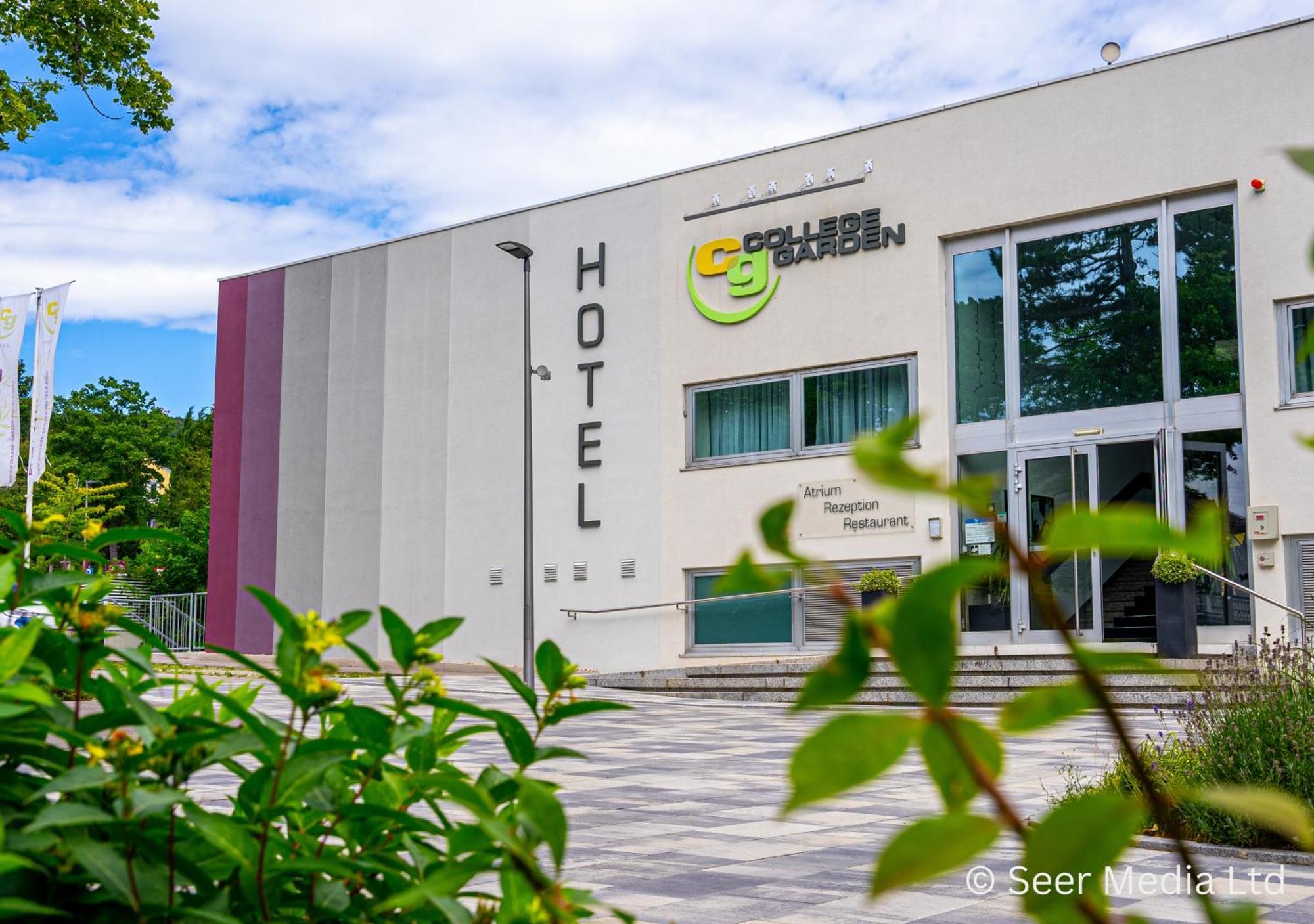 College Garden Hotel Bad Voslau Bagian luar foto