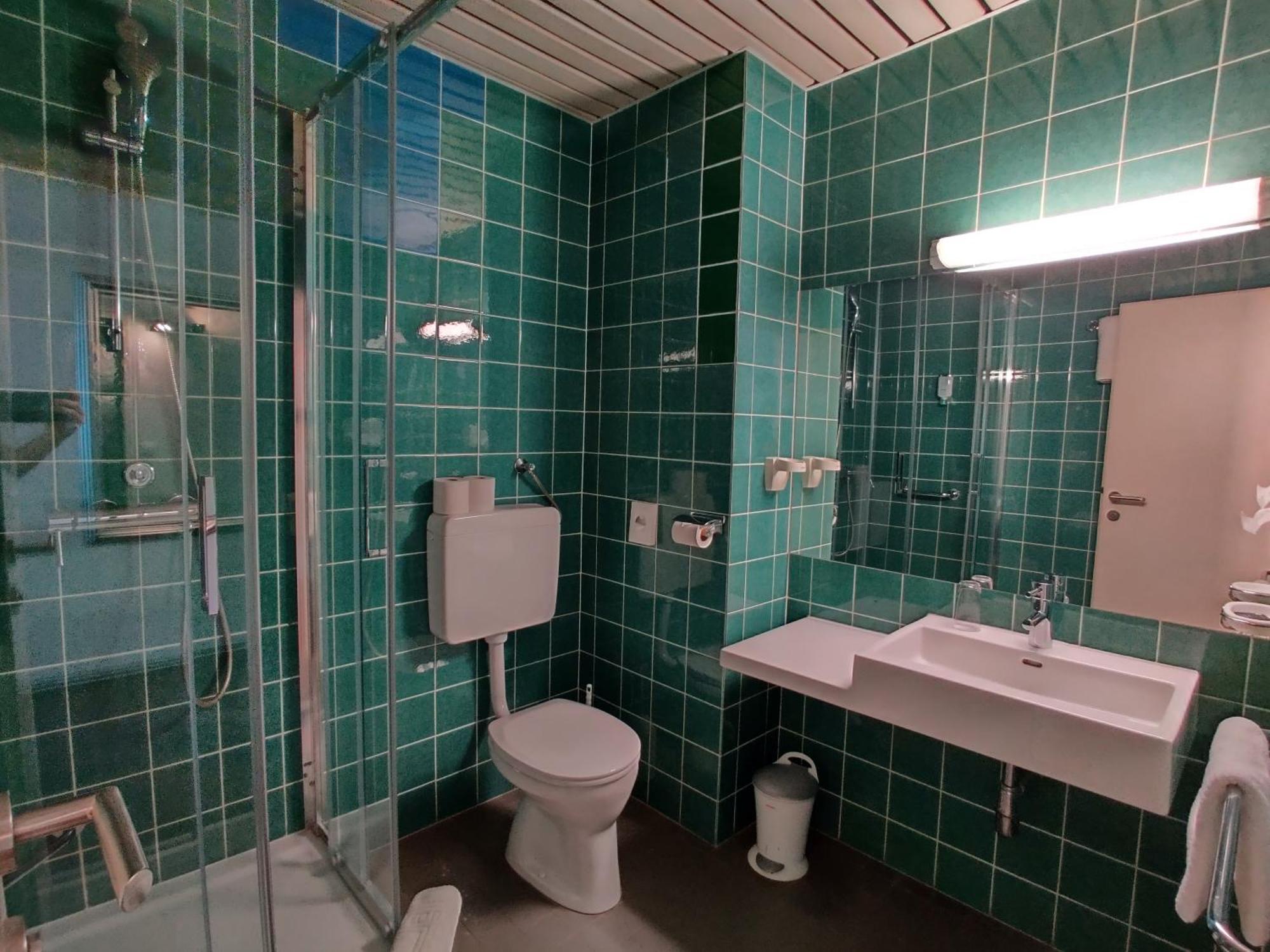 College Garden Hotel Bad Voslau Bagian luar foto