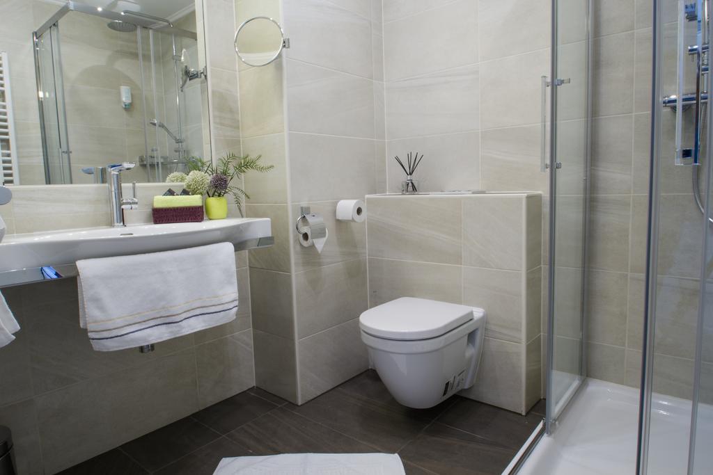 College Garden Hotel Bad Voslau Ruang foto