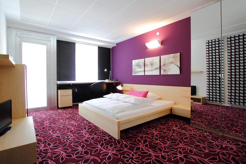 College Garden Hotel Bad Voslau Ruang foto