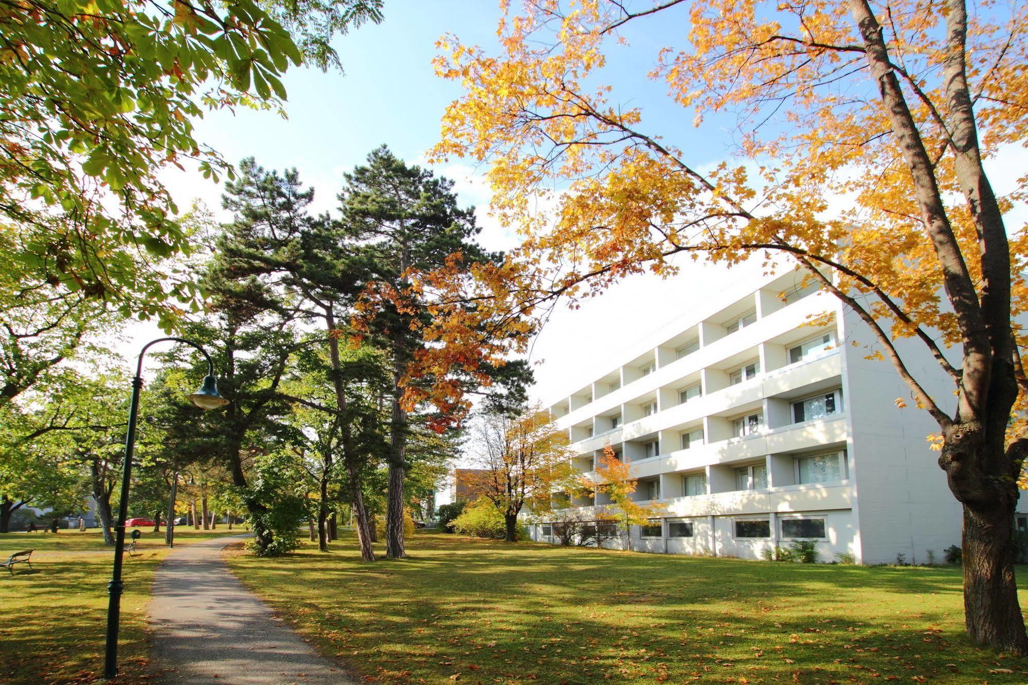 College Garden Hotel Bad Voslau Bagian luar foto
