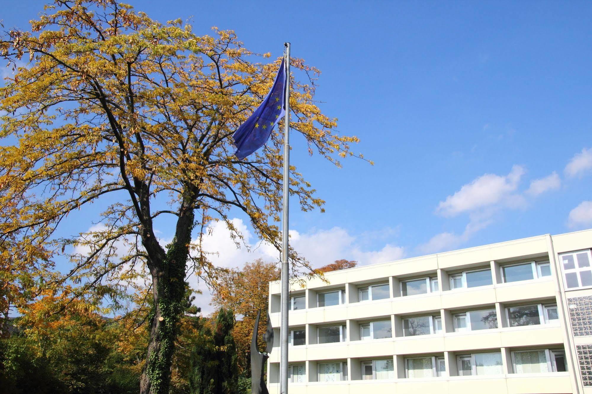 College Garden Hotel Bad Voslau Bagian luar foto