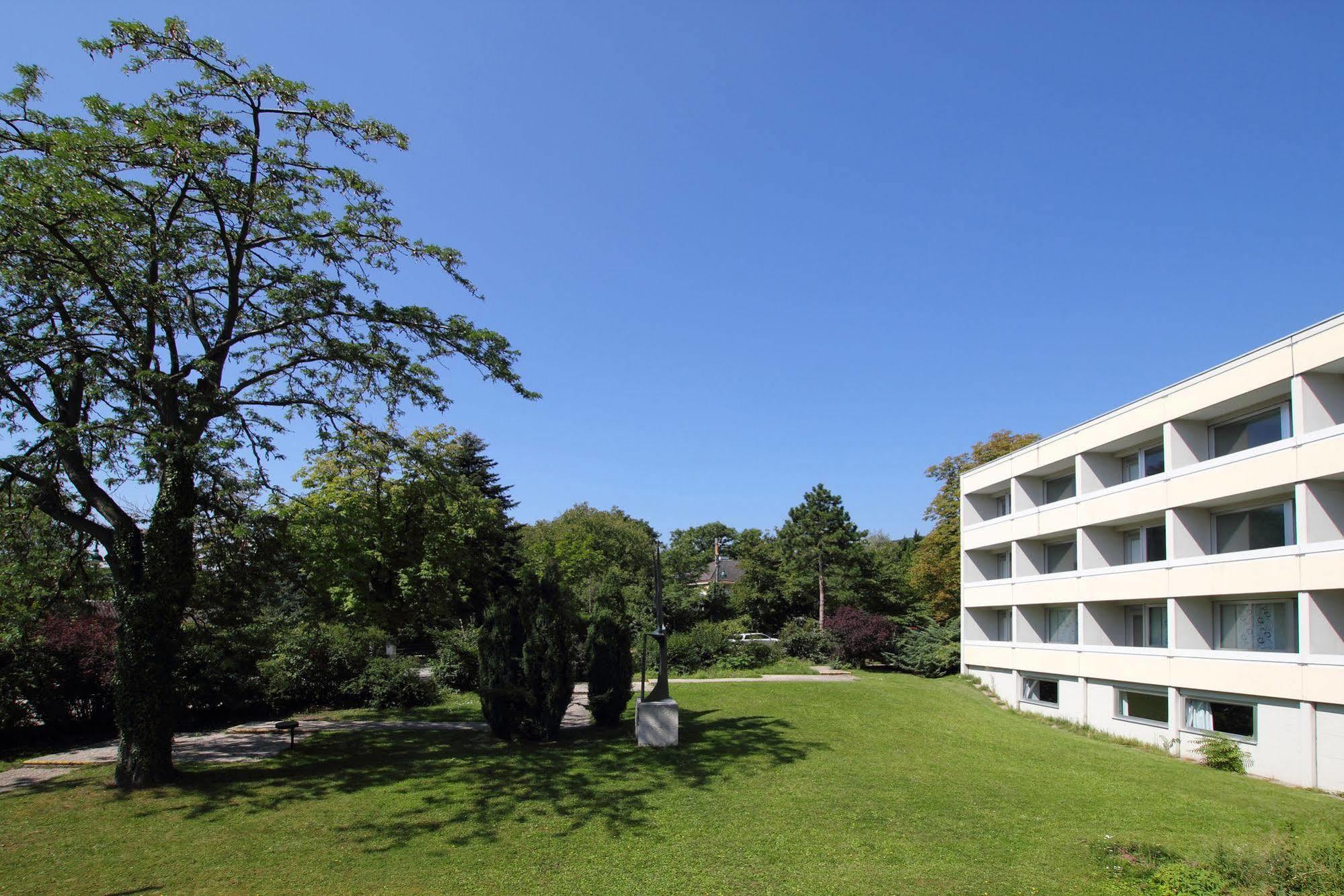 College Garden Hotel Bad Voslau Bagian luar foto