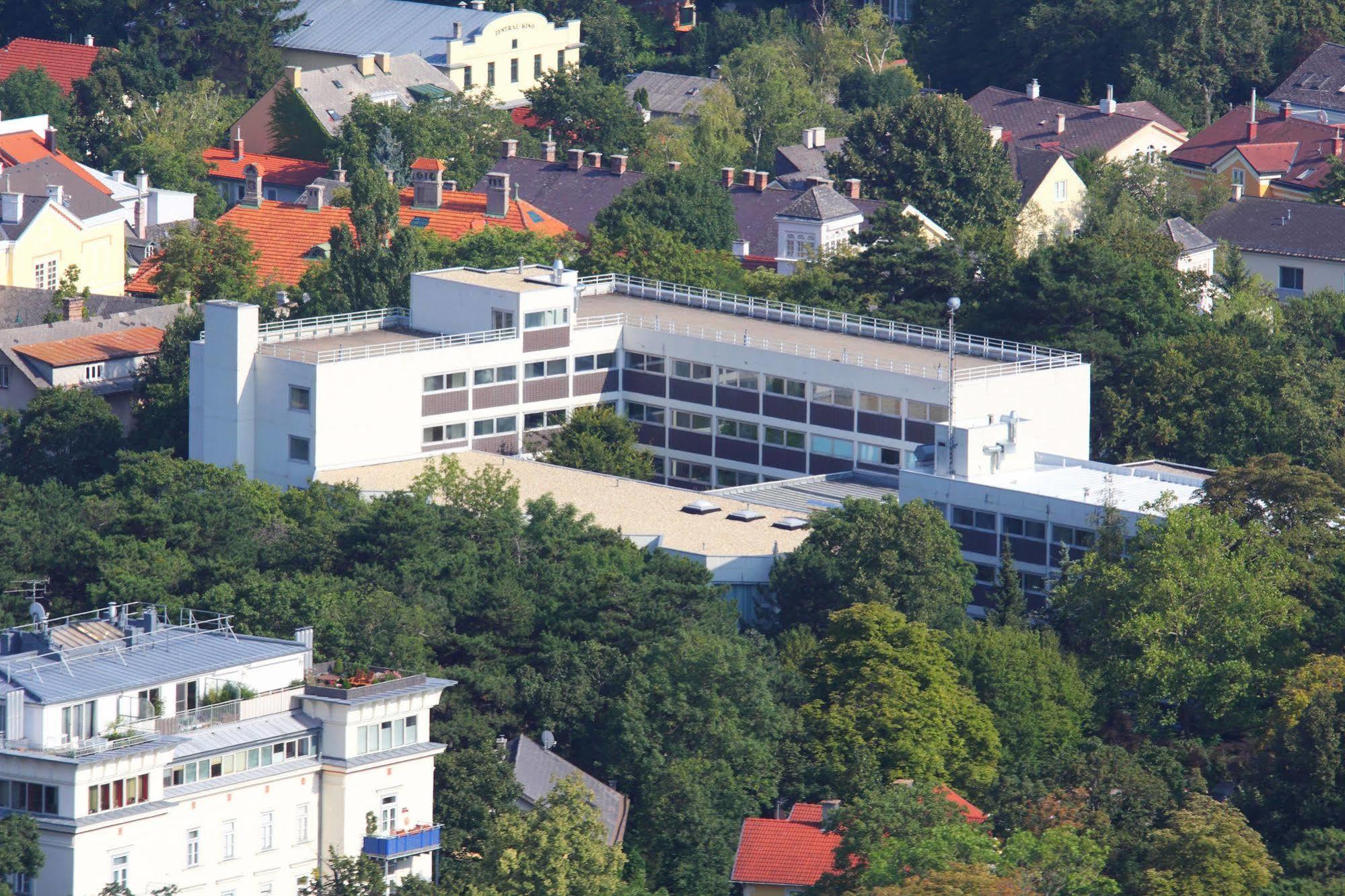 College Garden Hotel Bad Voslau Bagian luar foto