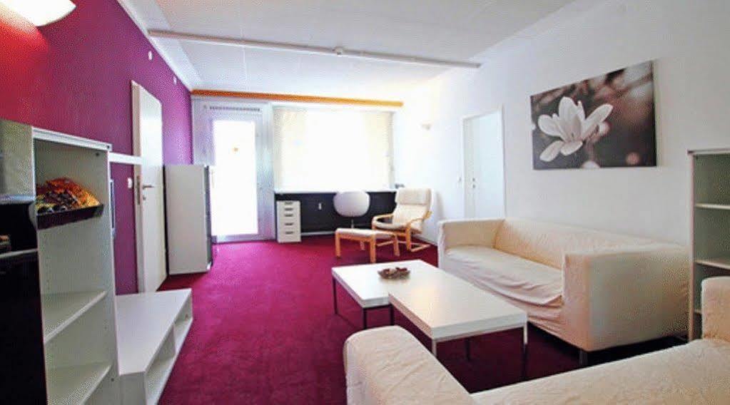 College Garden Hotel Bad Voslau Bagian luar foto