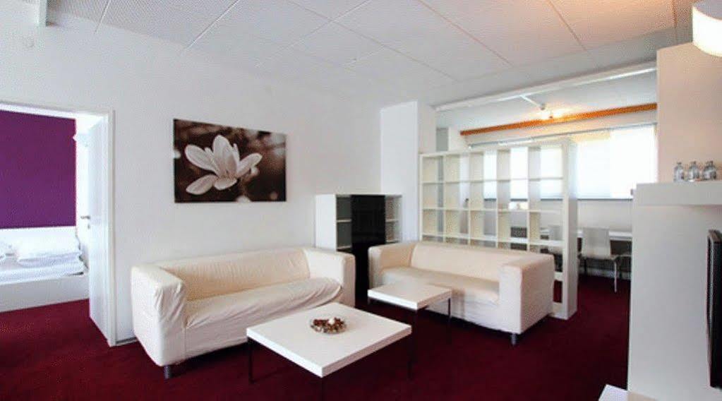 College Garden Hotel Bad Voslau Bagian luar foto