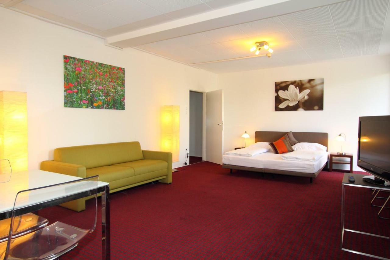College Garden Hotel Bad Voslau Bagian luar foto