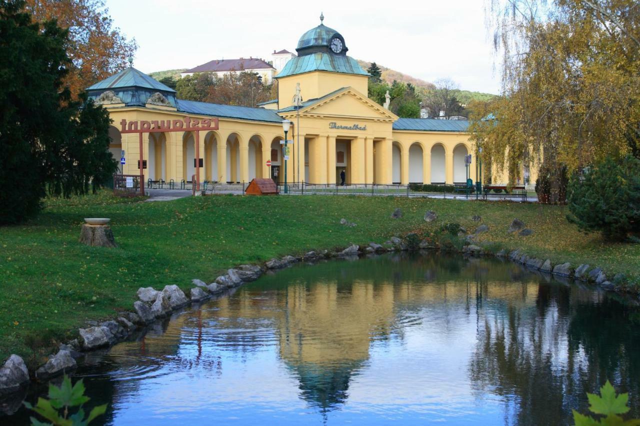 College Garden Hotel Bad Voslau Bagian luar foto