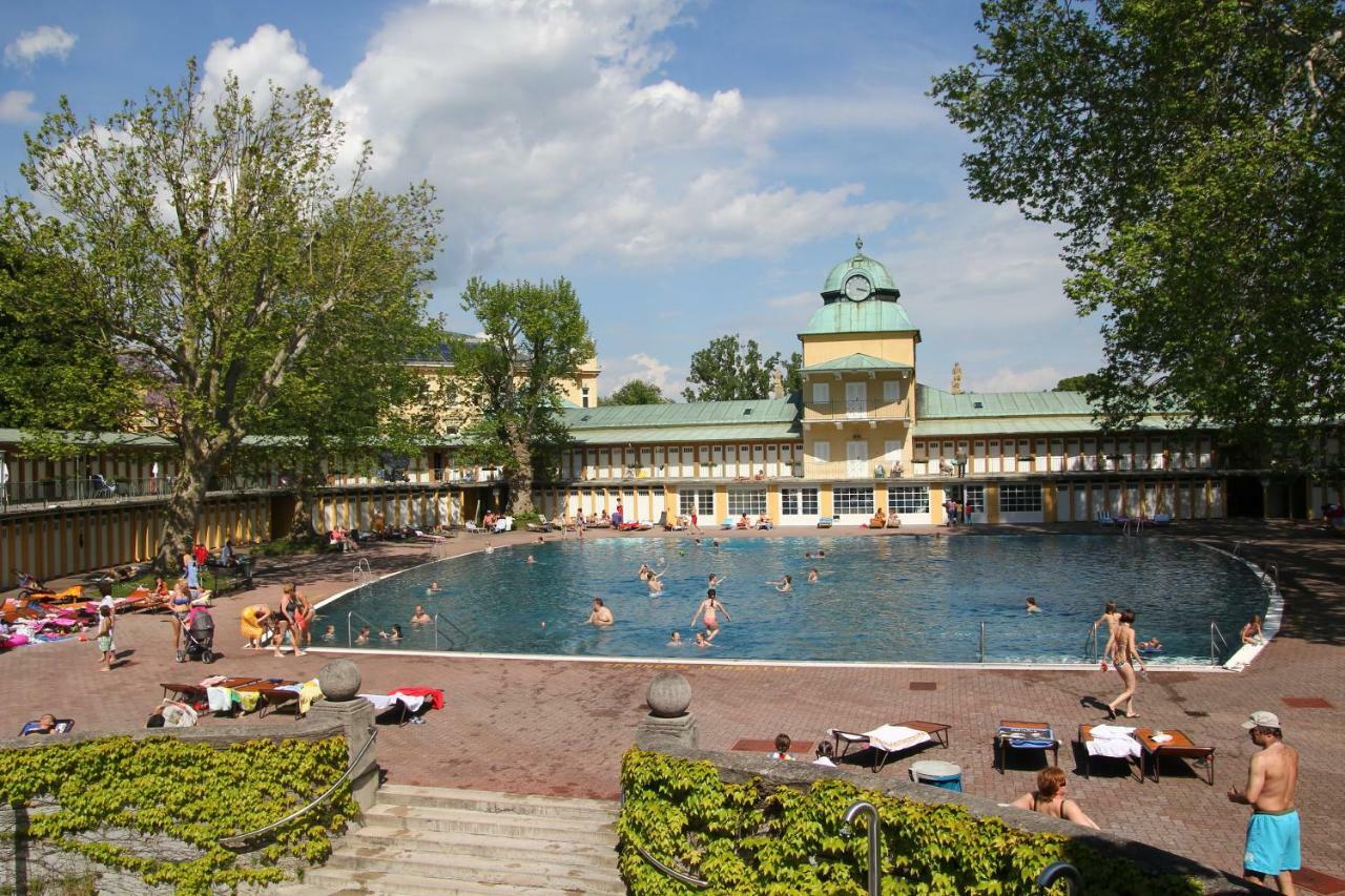 College Garden Hotel Bad Voslau Bagian luar foto