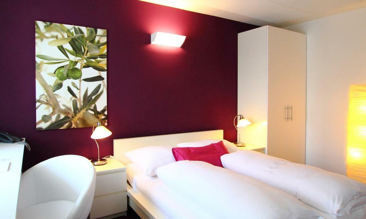 College Garden Hotel Bad Voslau Bagian luar foto