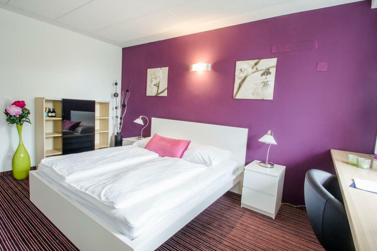 College Garden Hotel Bad Voslau Bagian luar foto