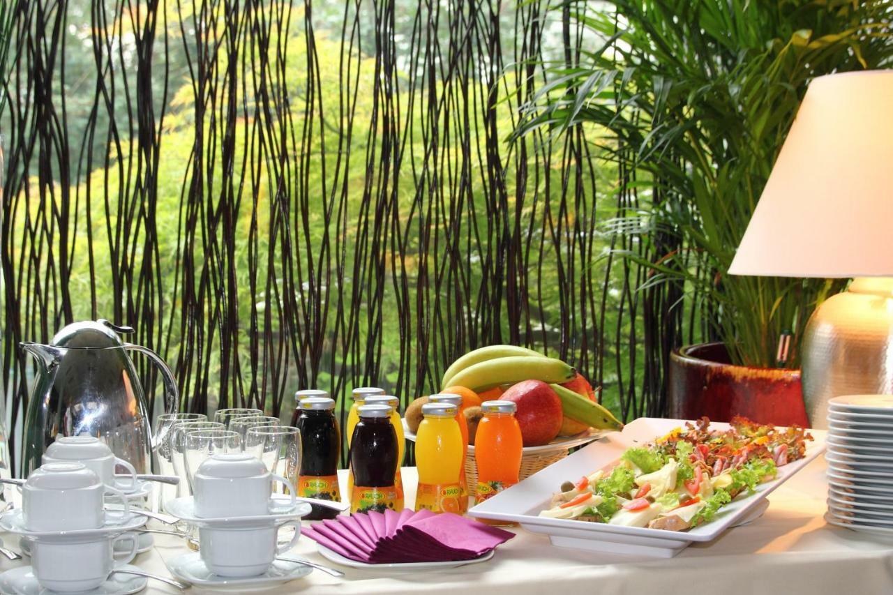 College Garden Hotel Bad Voslau Bagian luar foto