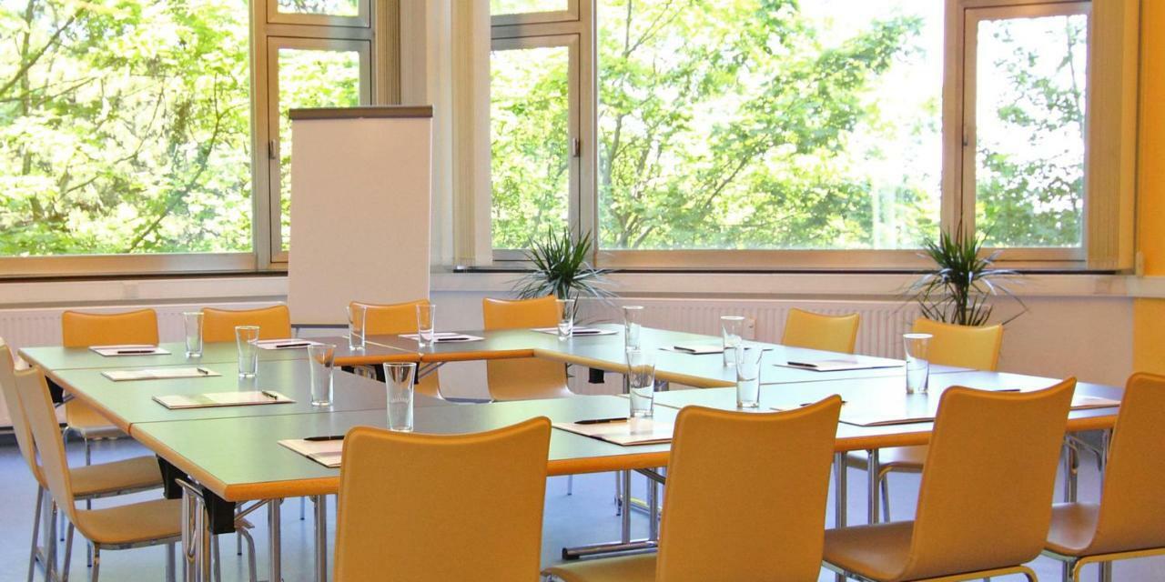 College Garden Hotel Bad Voslau Bagian luar foto