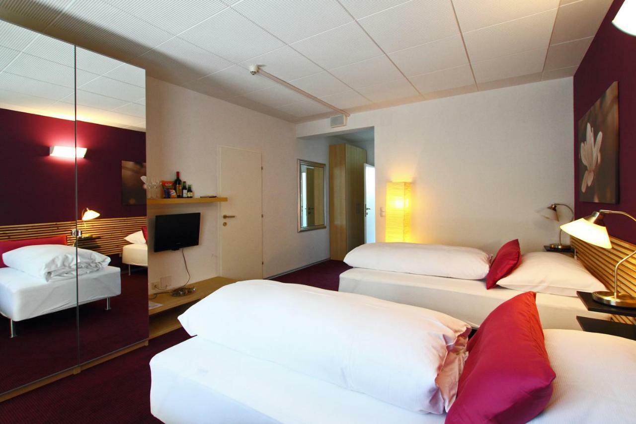 College Garden Hotel Bad Voslau Bagian luar foto