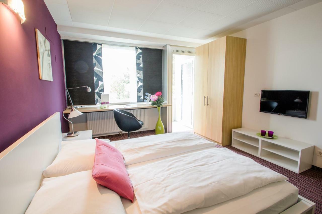 College Garden Hotel Bad Voslau Bagian luar foto
