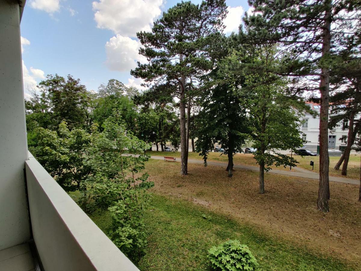 College Garden Hotel Bad Voslau Bagian luar foto